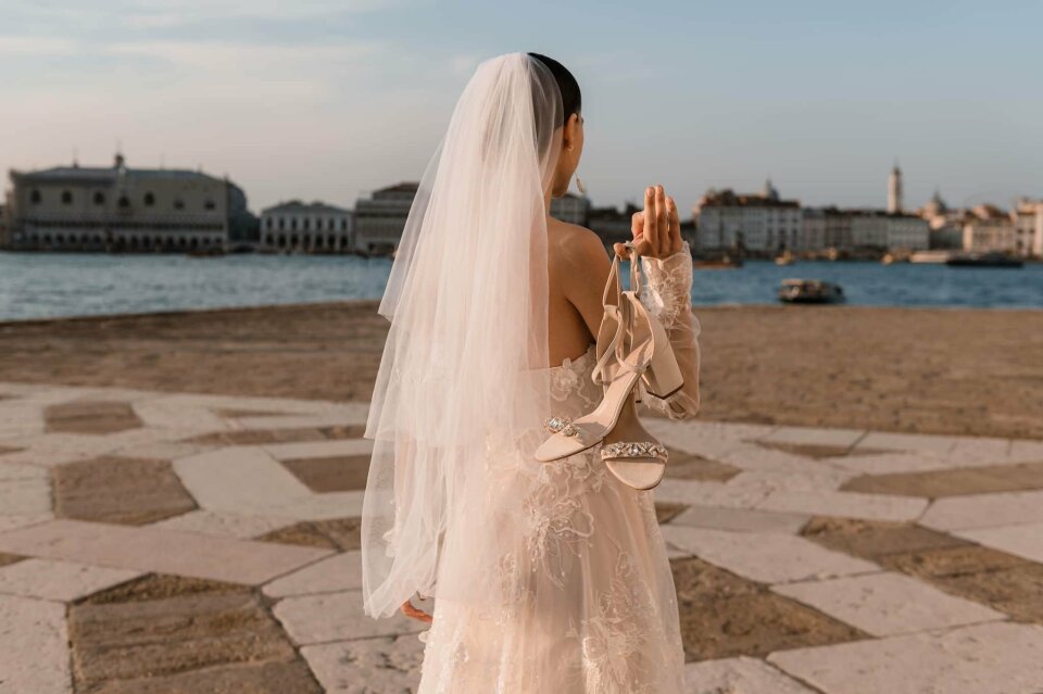de achterkant van een vrouw in een trouwjurk