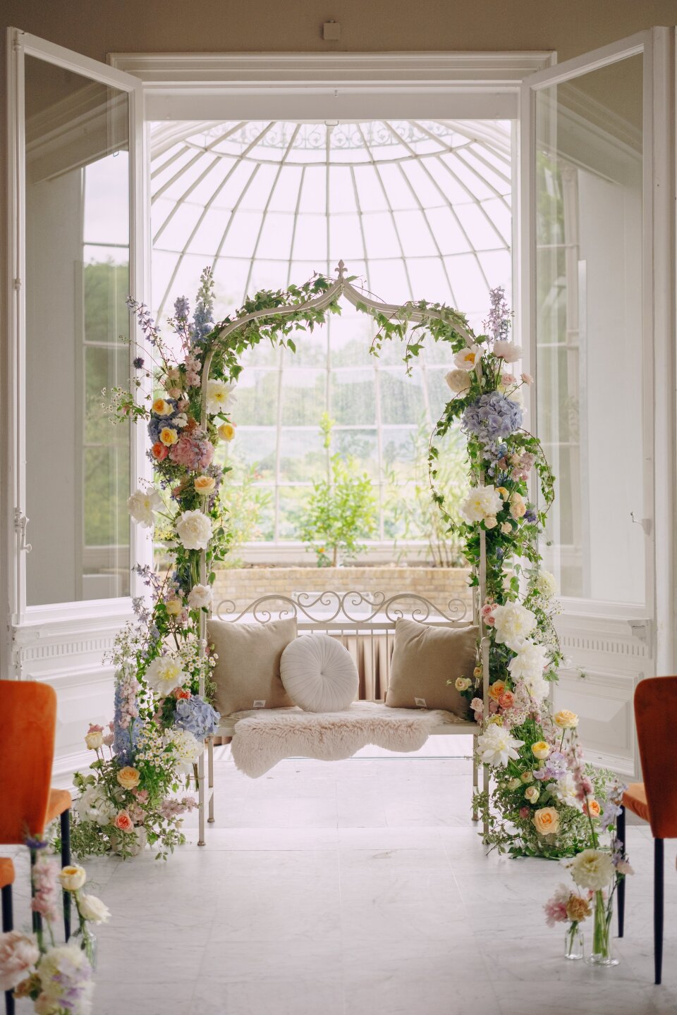 Romantische backdrop met kleurrijke bloemen voor de ceremonie