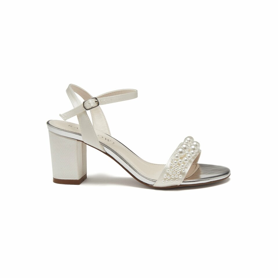 een afbeelding van de schoenen van een vrouw op een witte achtergrond