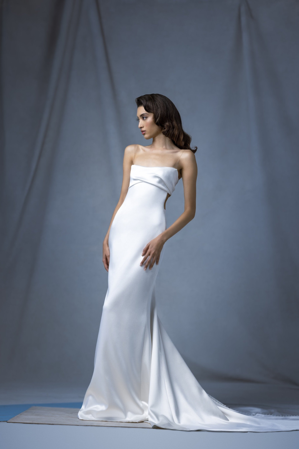 de trouwjurk is een strapless jurk met een lage rug