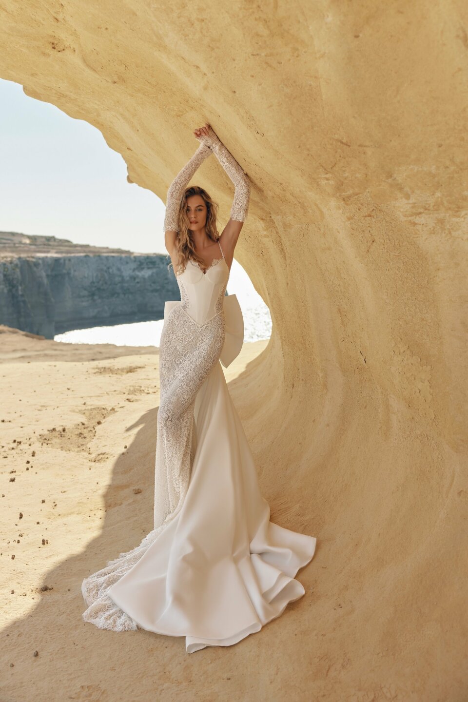 een afbeelding van een vrouw in een trouwjurk die poseert voor een foto