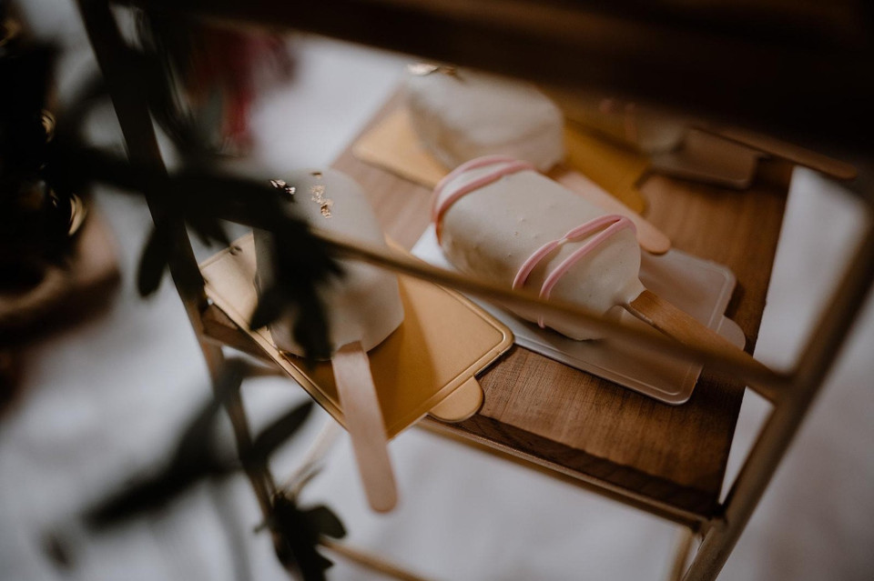 een close-up van een tafel met een mes, servetten en een fles wijn erop