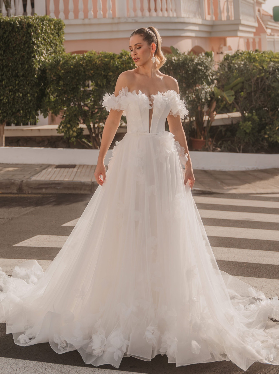 een vrouw in een trouwjurk die over een zebrapad loopt