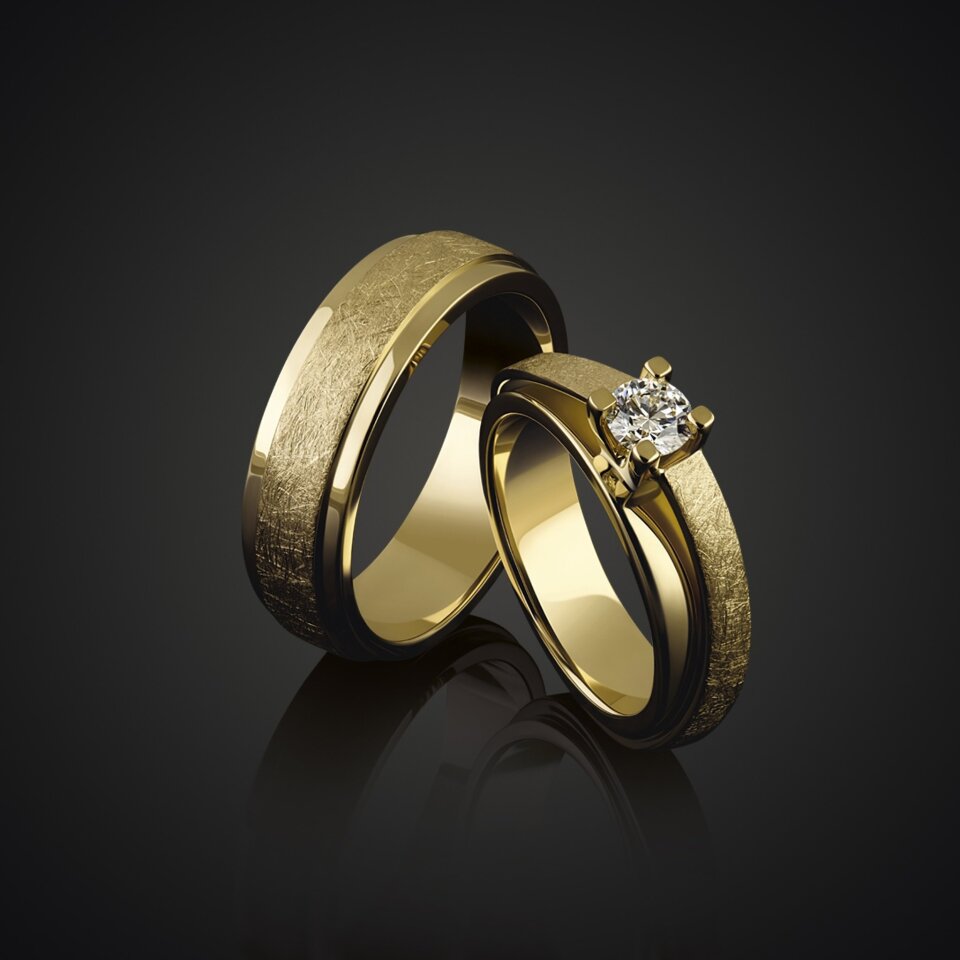EN-32 - Gouden trouwset met structuur en diamant