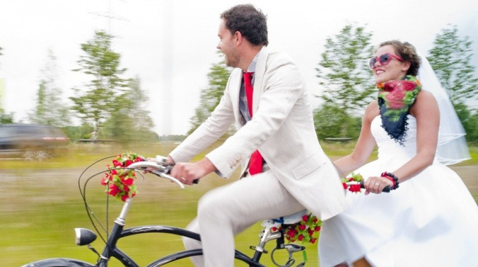 een bruid en bruidegom fietsen