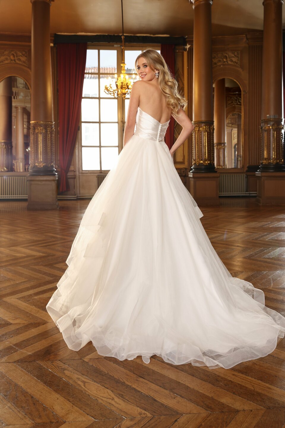 de achterkant van een vrouw in een trouwjurk