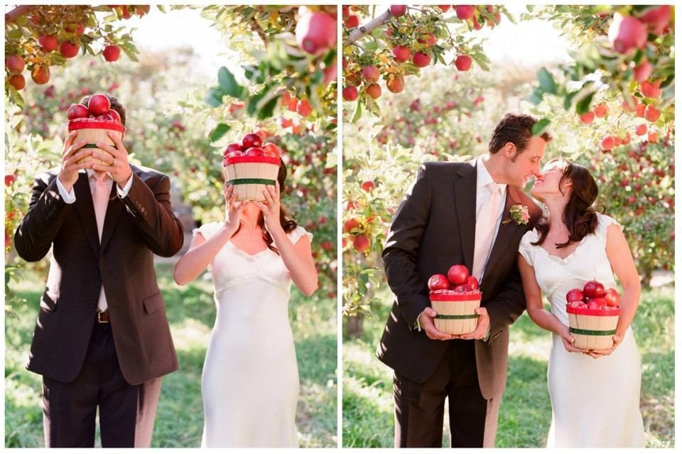 een bruid en bruidegom kussen voor een appelboom