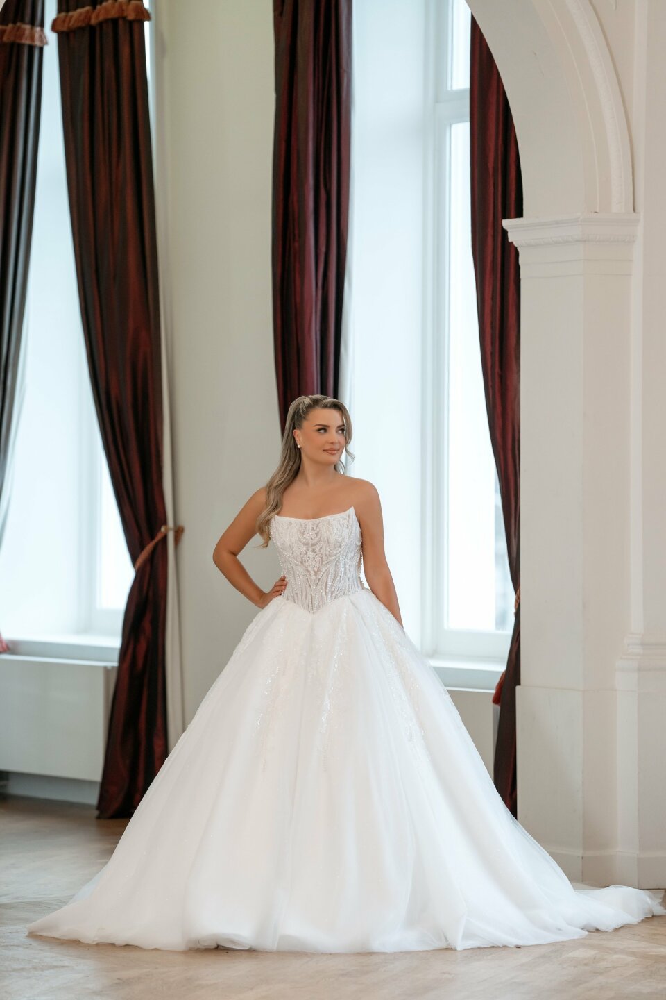 een vrouw in een trouwjurk die poseert voor een foto