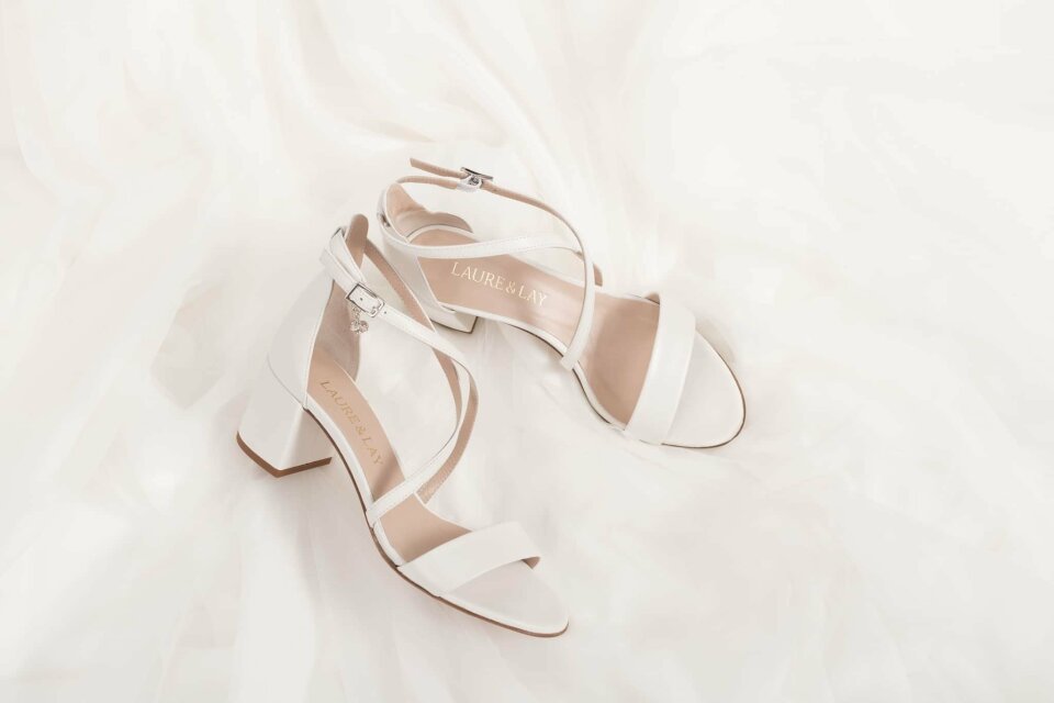 een close-up van een paar schoenen op een bed