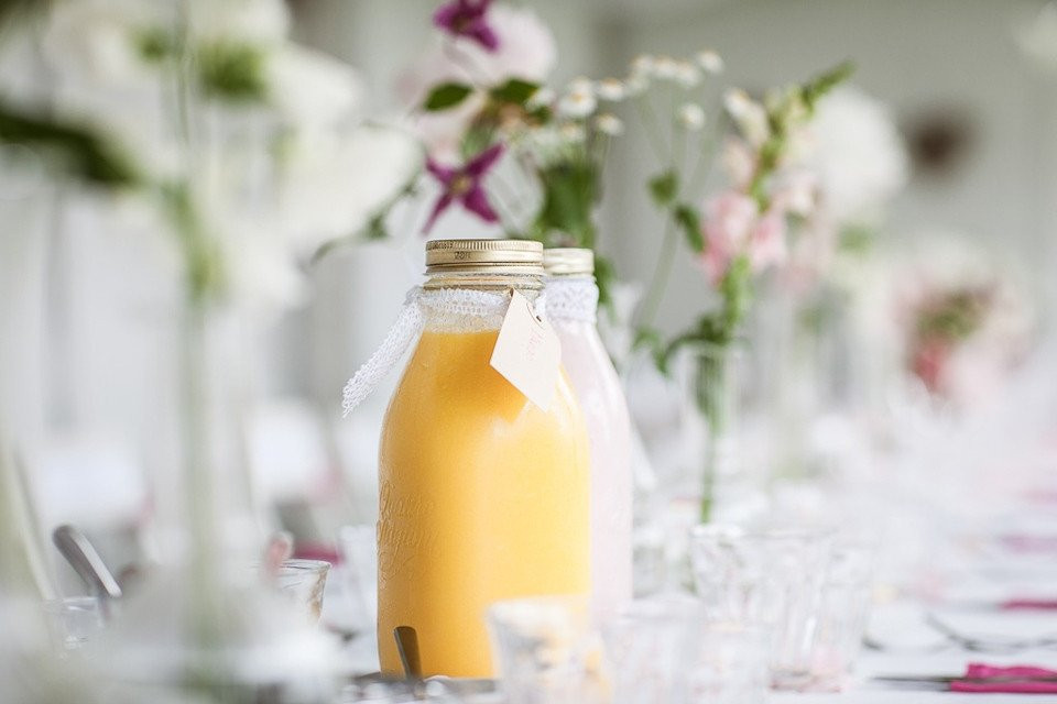 een tafel met sinaasappelsap en bloemen