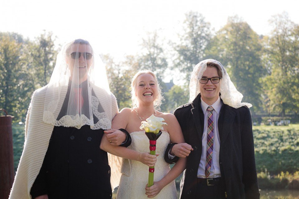 een bruid en bruidegom staan naast elkaar