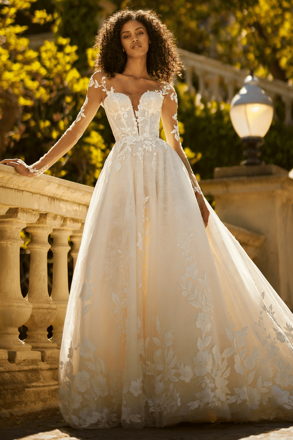 de trouwjurk is een prachtige jurk van kant en tule met lange mouwen