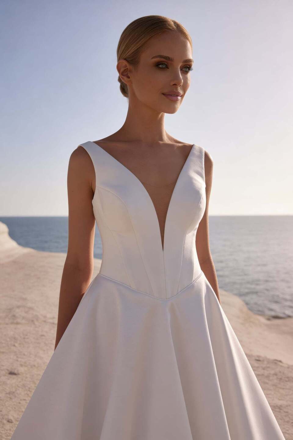 minimalistische trouwjurk Gaia van Galvan Sposa met diepe V-hals