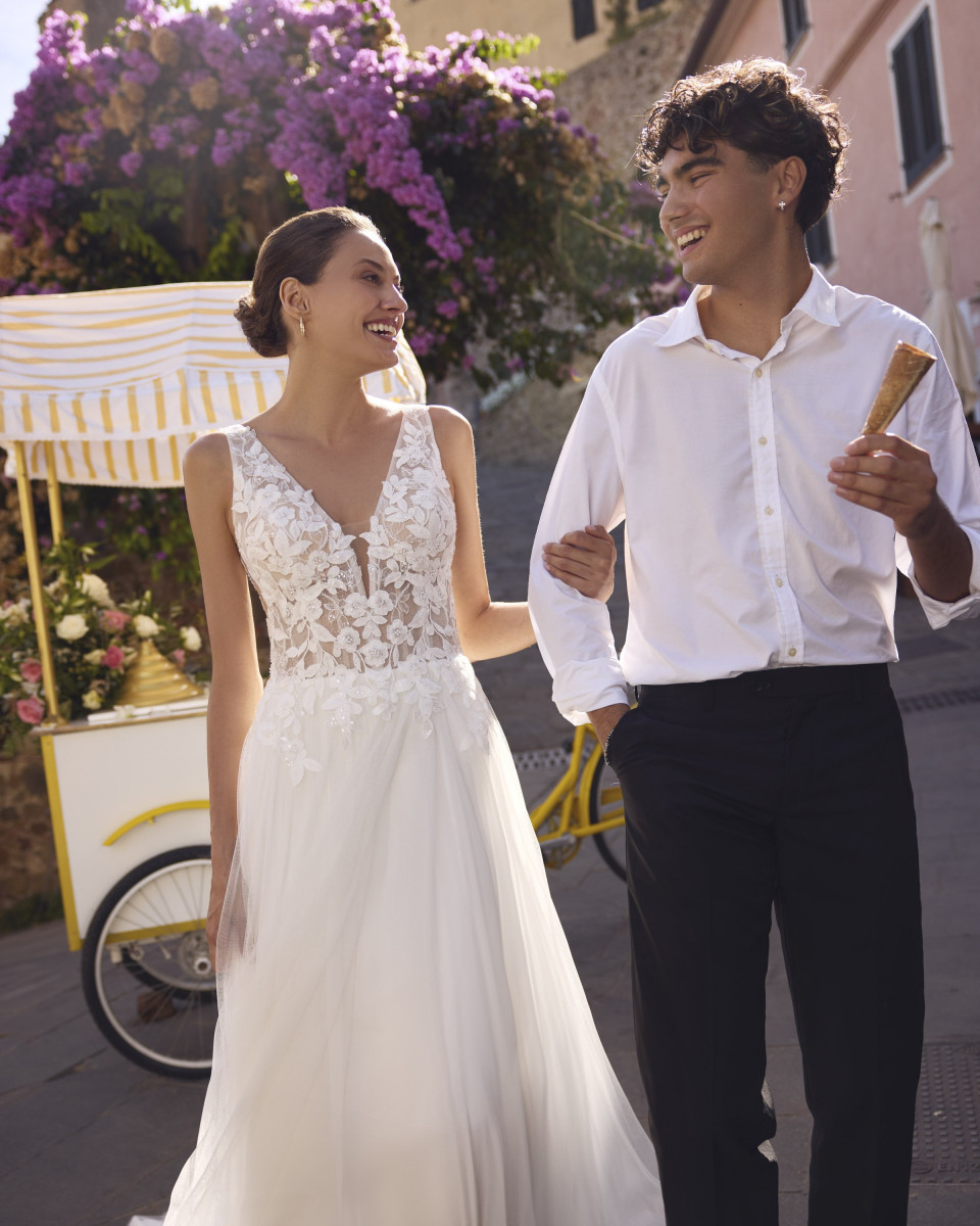 een man en een vrouw die de straat in lopen