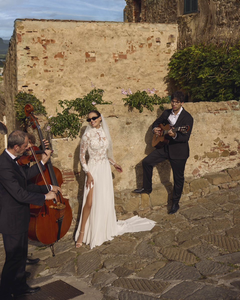 een man die gitaar speelt en een vrouw in een trouwjurk