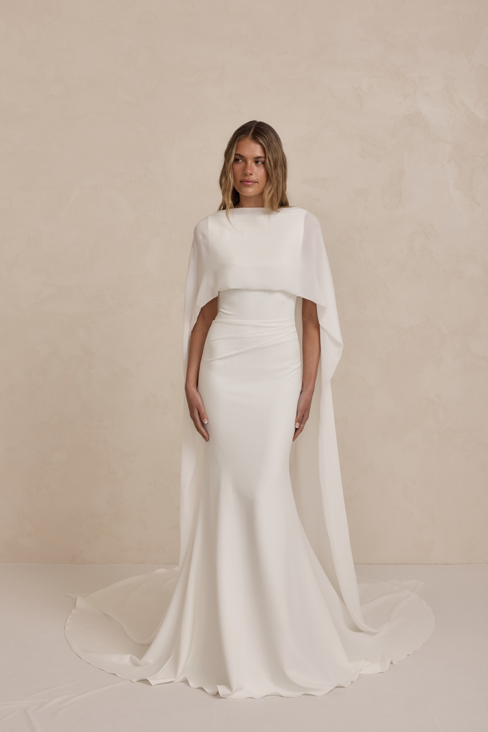 de achterkant van deze trouwjurk met kapmouwen