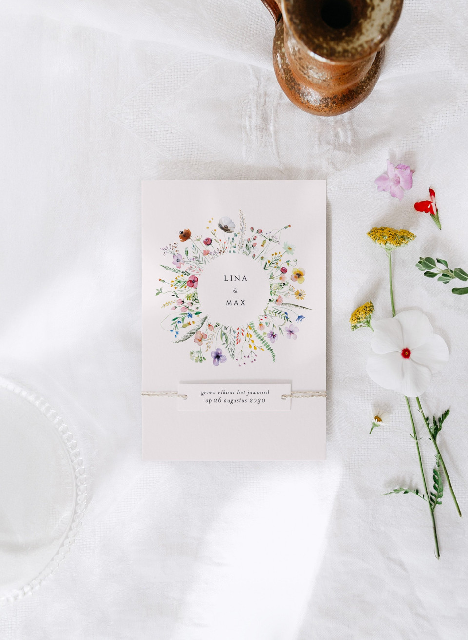 uitnodiging voor een bruiloft met wilde bloemen