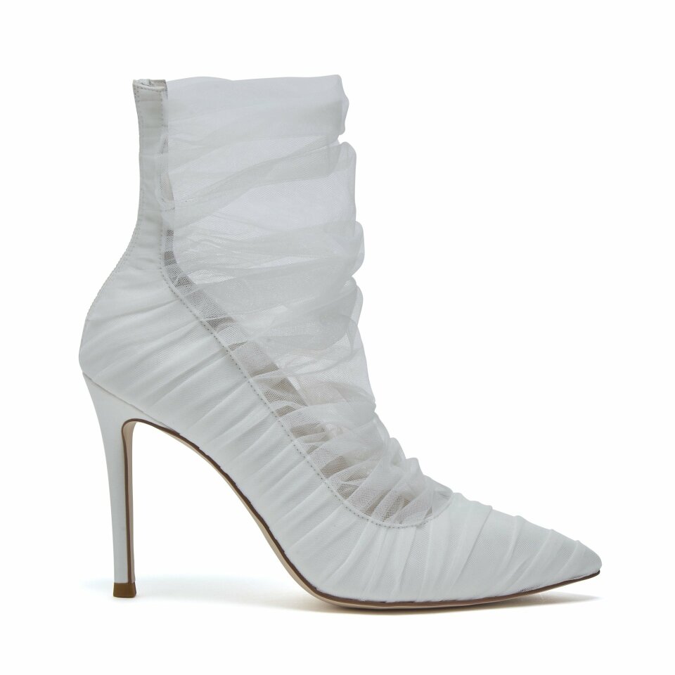 een paar witte hoge hakken met ruffles