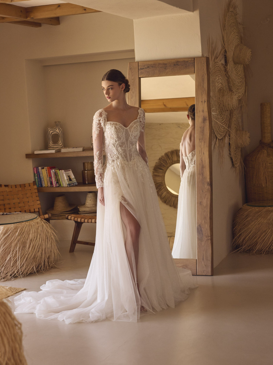 een vrouw in een trouwjurk die voor een spiegel staat