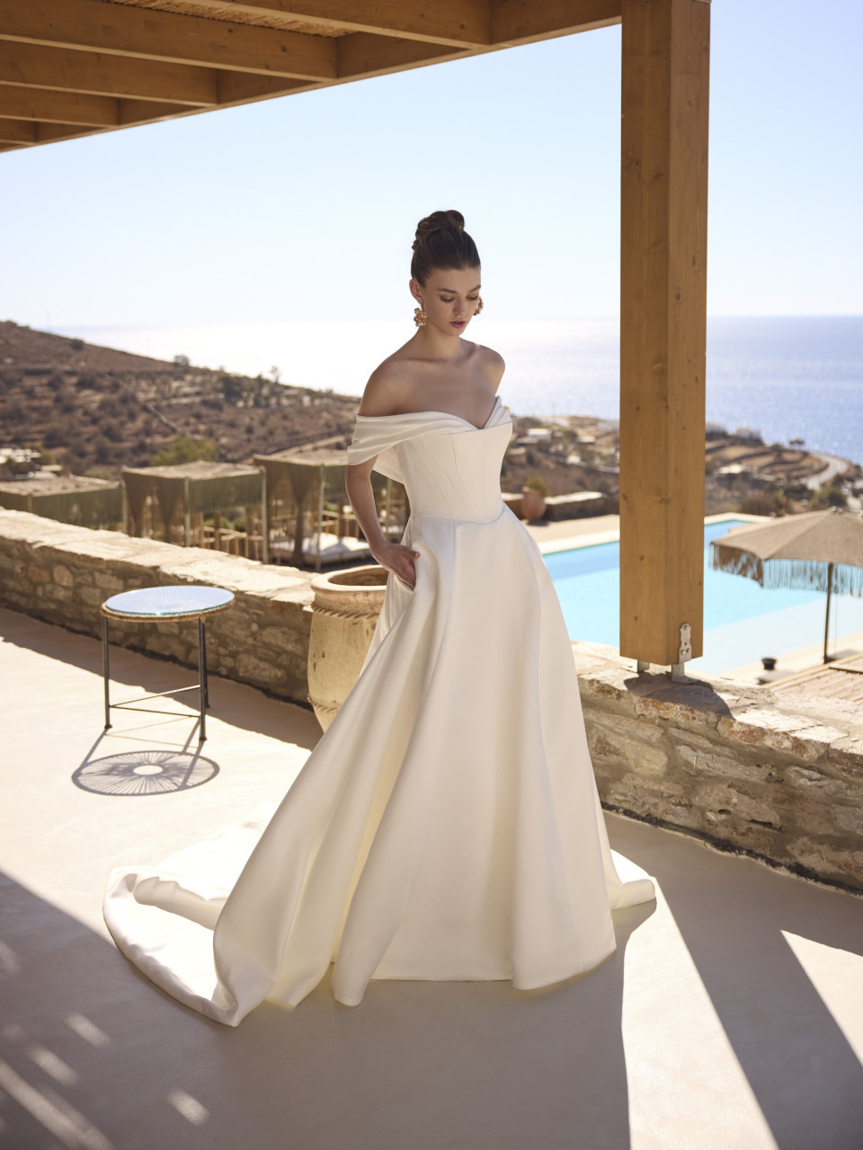 een vrouw in een trouwjurk die op een patio staat