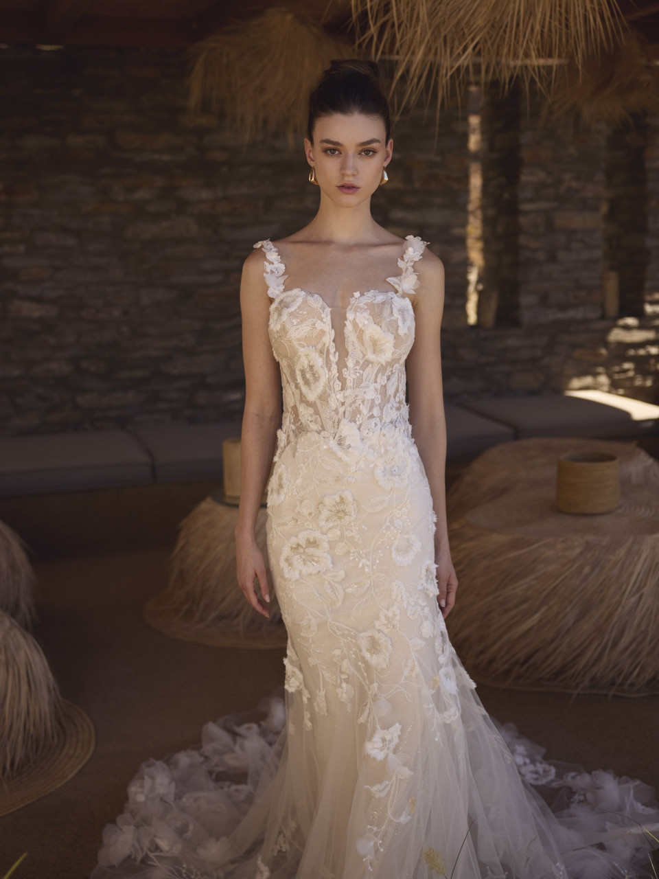 een vrouw in een trouwjurk die poseert voor een foto