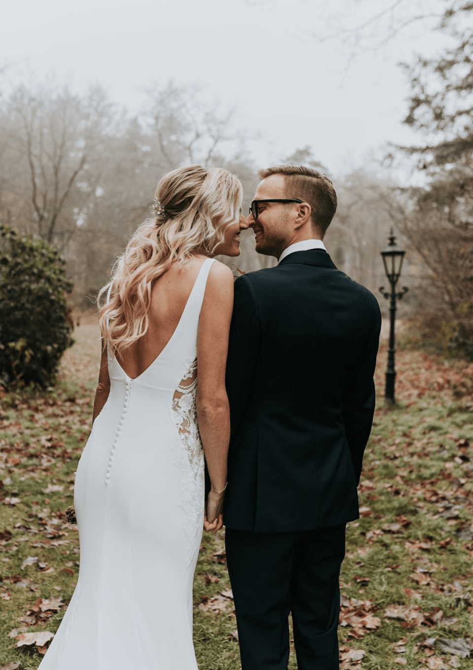 bruid en bruidegom in het bos