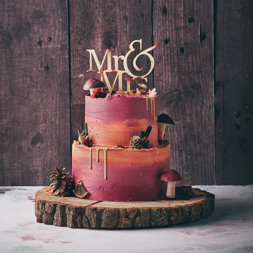 een taart met een paarse en gouden taarttopper