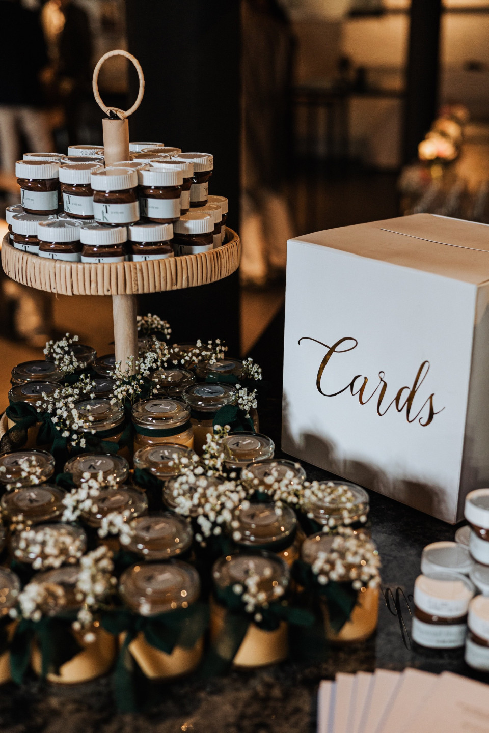 een assortiment van cupcakes op een tafel met een bord dat zegt kaarten bovenop de cupcake