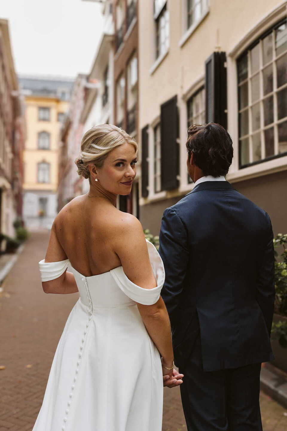 Tijdloze bruidsmake-up met stijlvol opgestoken haar