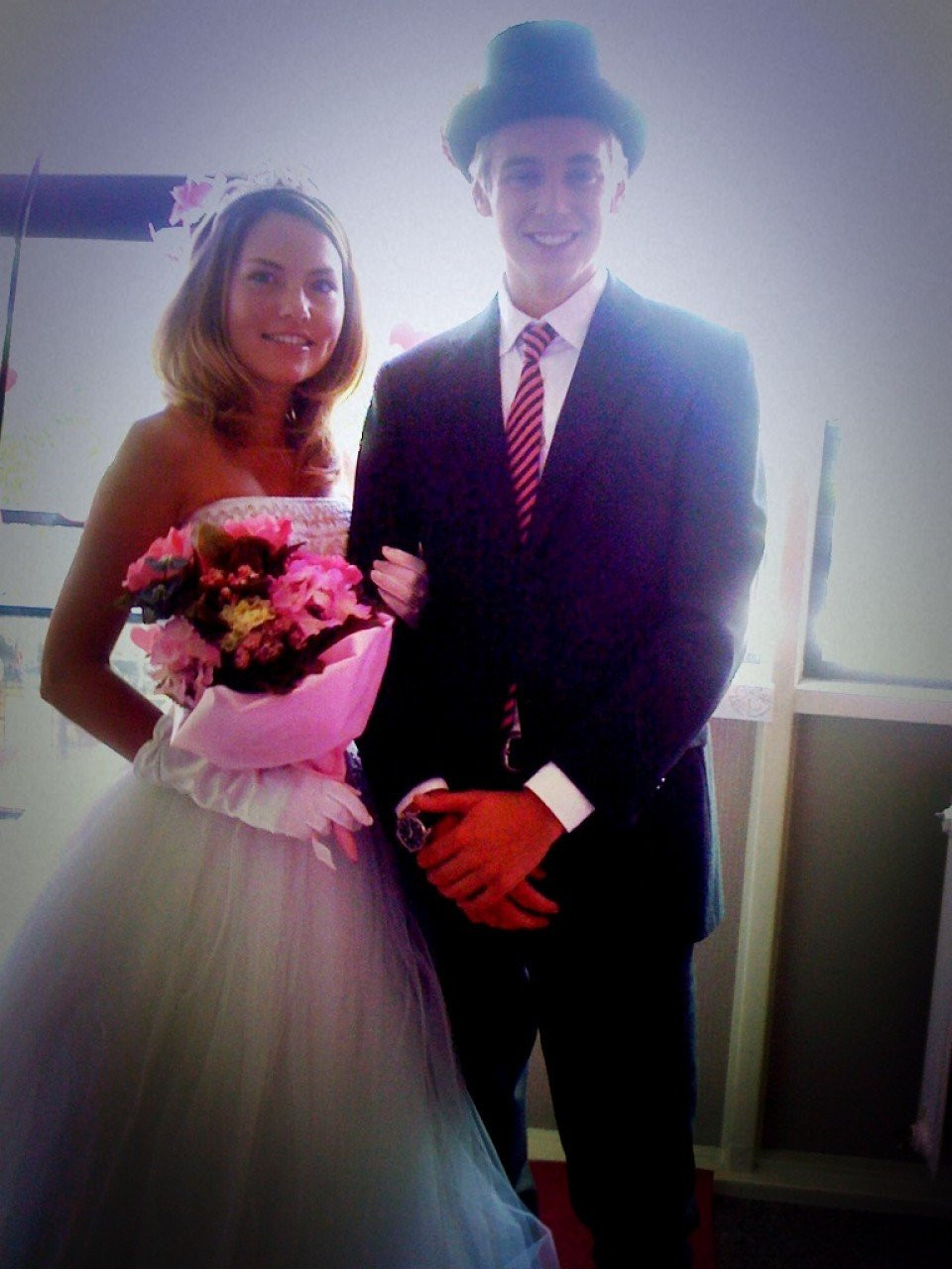 een man en een vrouw in een trouwjurk