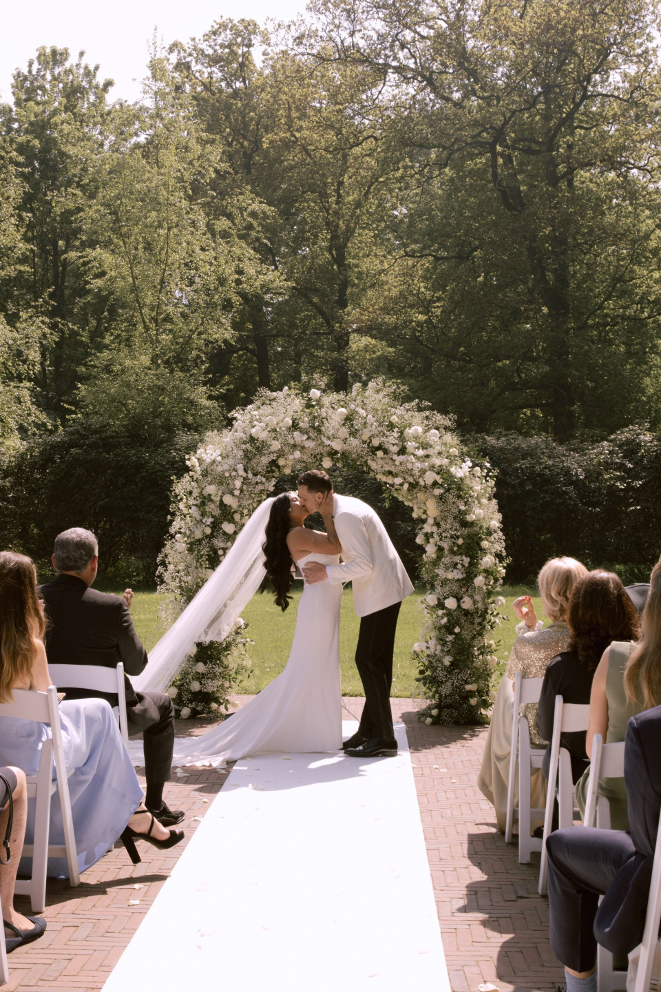 de bruid en bruidegom kussen aan het einde van de gang