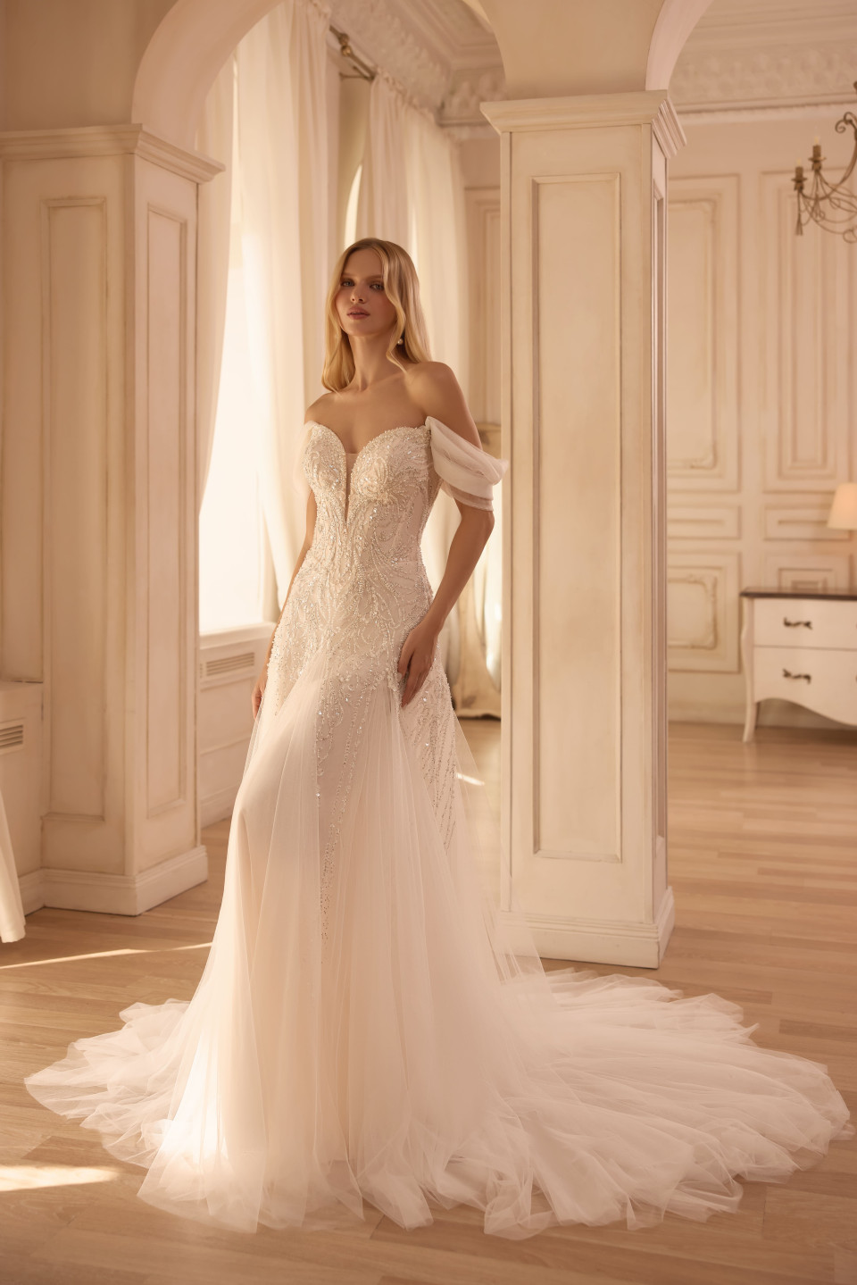 een vrouw in een trouwjurk die in een kamer staat