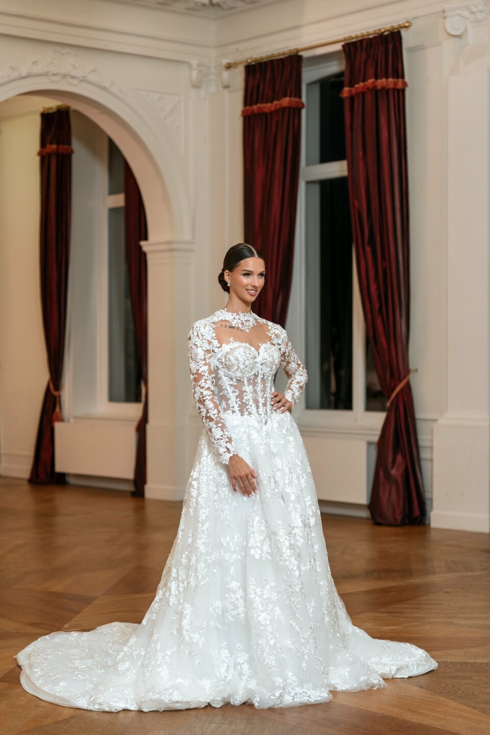 een vrouw in een trouwjurk poseert voor een foto