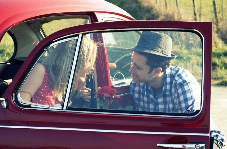 een man en vrouw zitten in de auto en kijken uit het raam