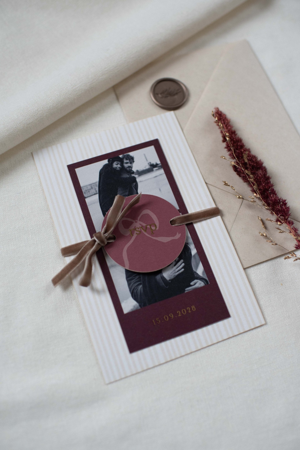 een foto van een stel dat elkaar vasthoudt op een tafel