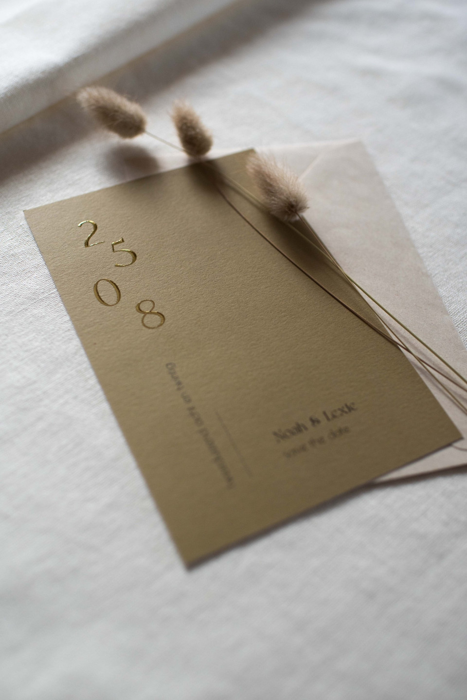 een close-up van een kaart met een bloem erop