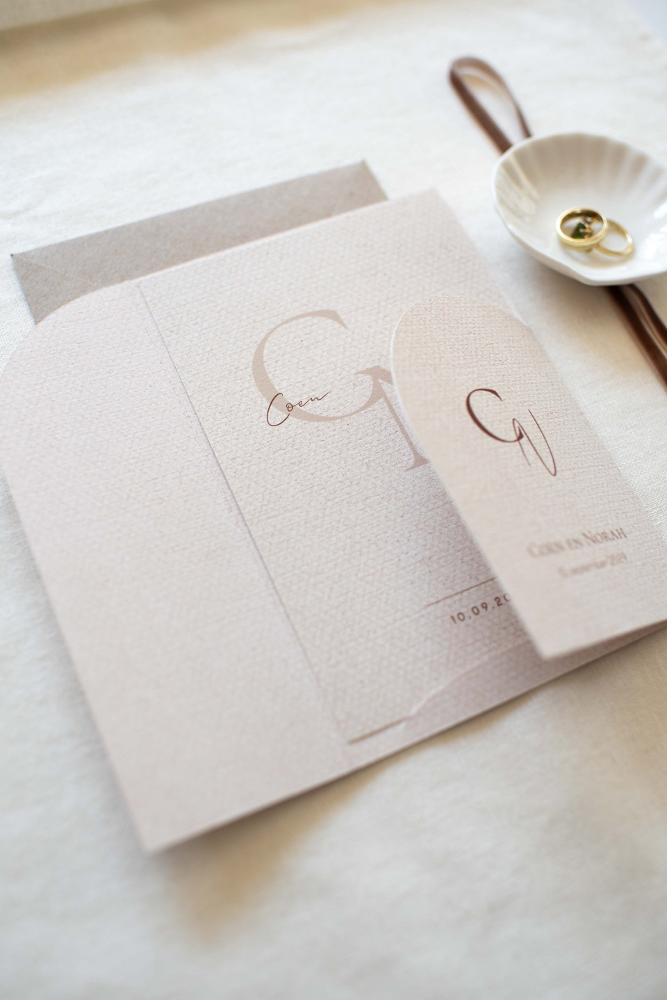 een close-up van een trouwuitnodiging op een tafel