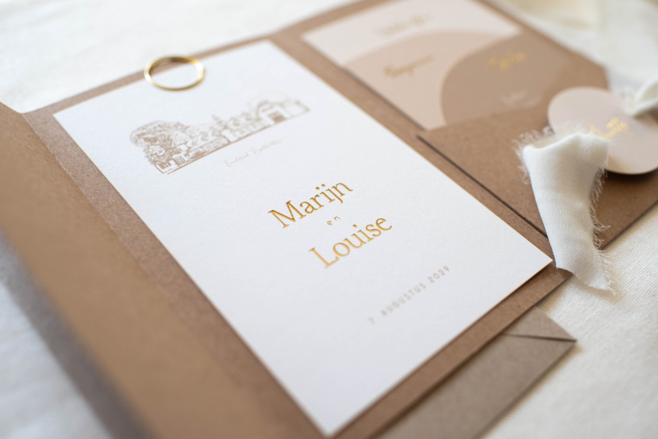 een close-up van een trouwuitnodiging op een tafel