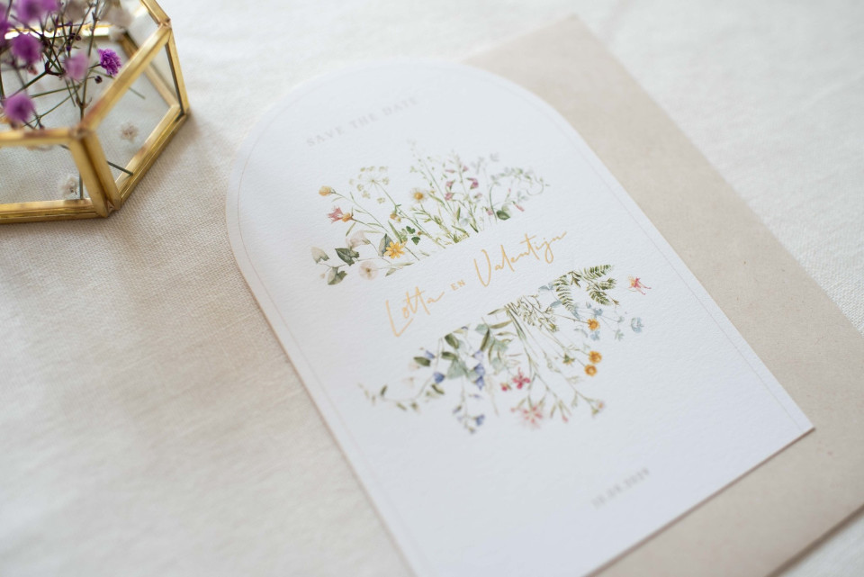 een open boek met een afbeelding van bloemen erop