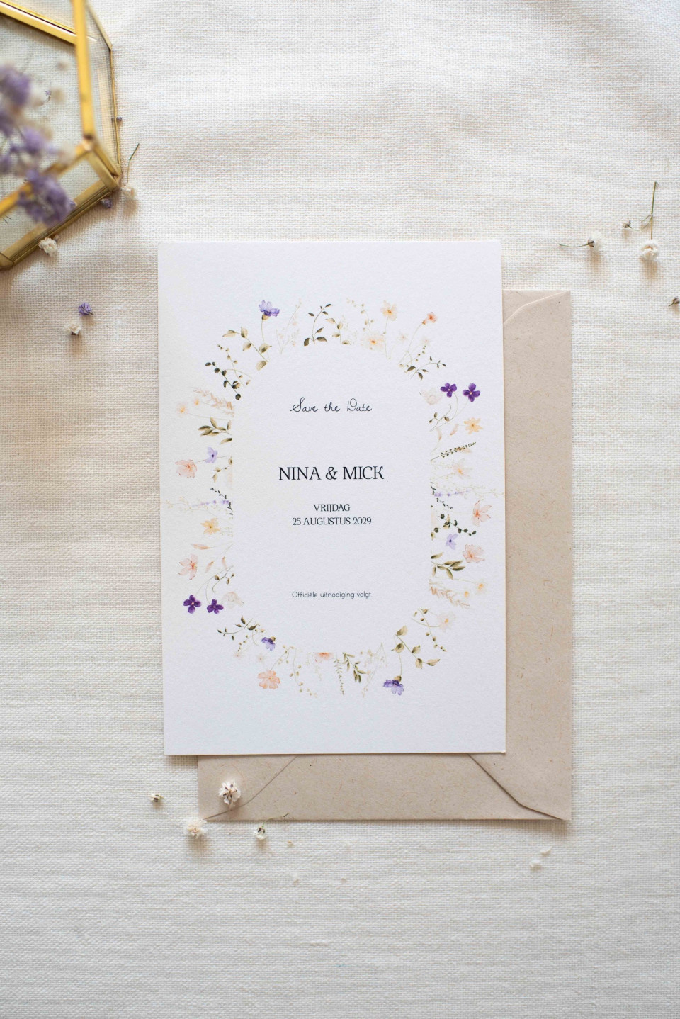 een close-up van een trouwuitnodiging op een tafel