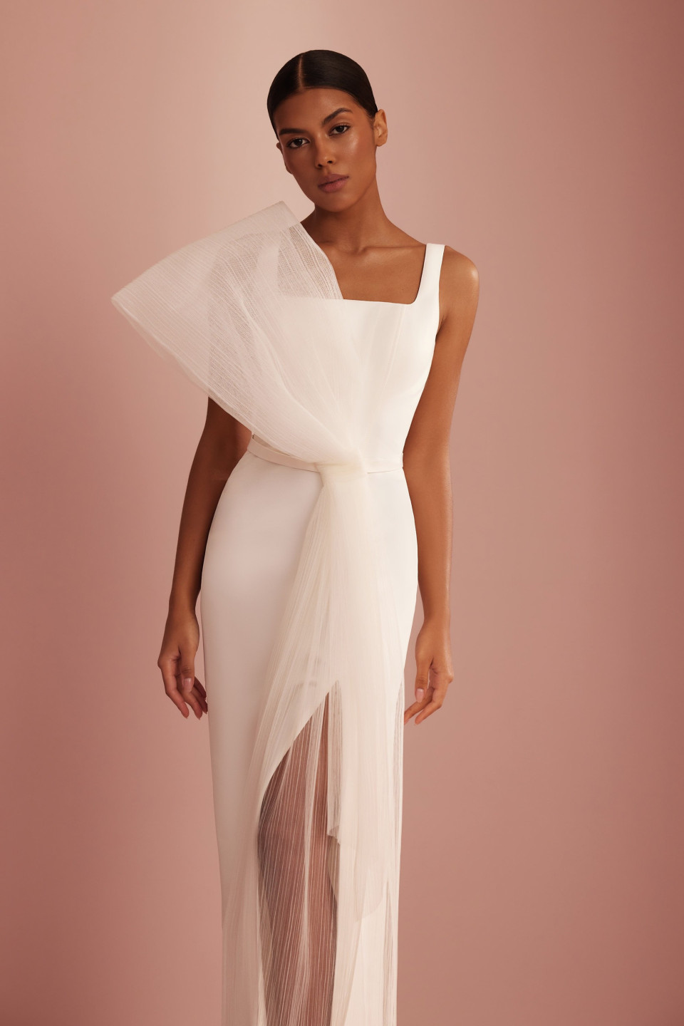 de witte japon is ontworpen met doorschijnende tule en een one-shoulder design