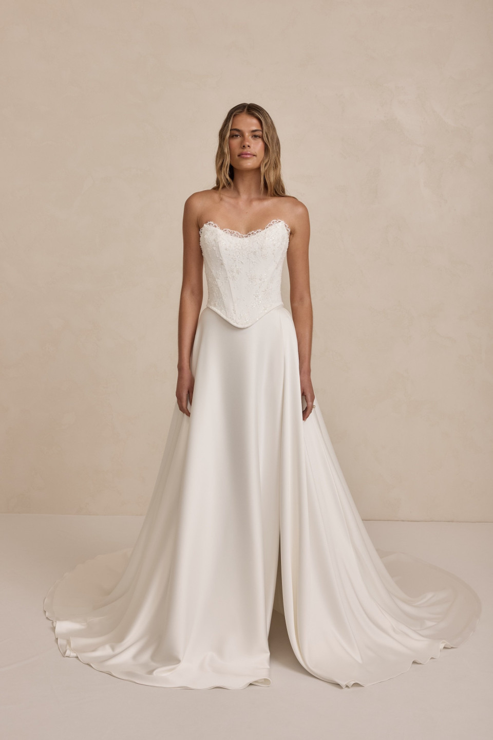 de achterkant van deze strapless trouwjurk van bhl bridal