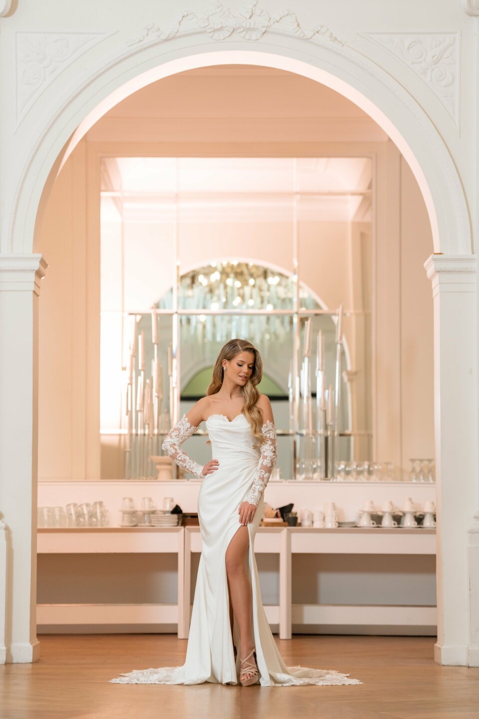 een vrouw in een trouwjurk poseert voor een foto