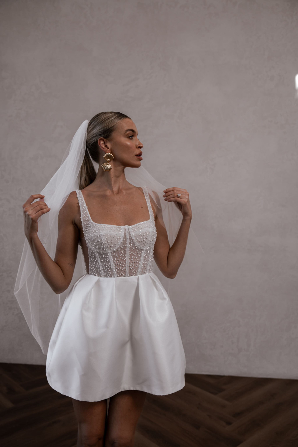 een vrouw in een witte jurk en sluier