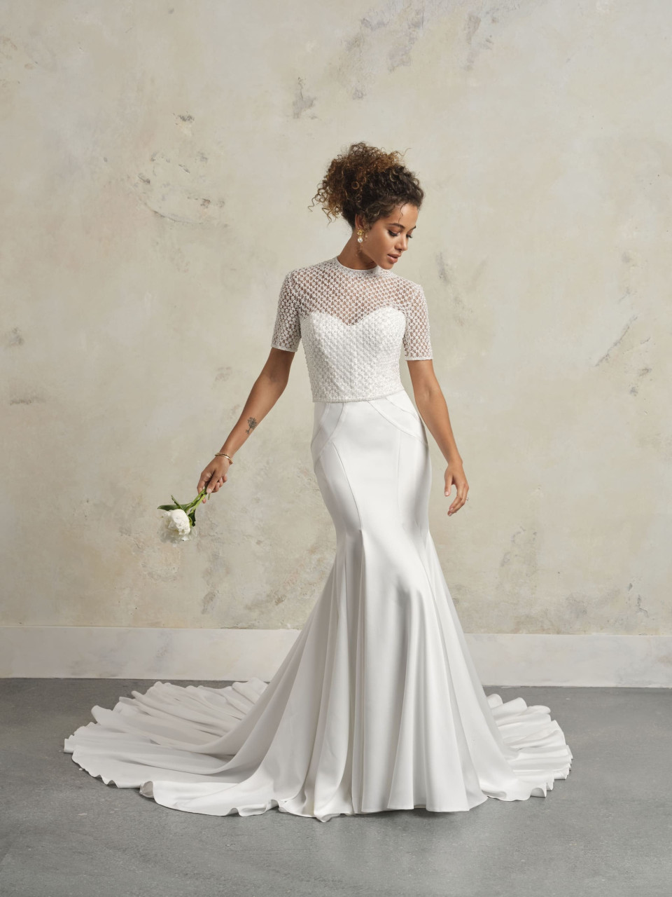 de allure bruidsjapon is een prachtige, lange mouwen, zeemeerminstijl trouwjurk