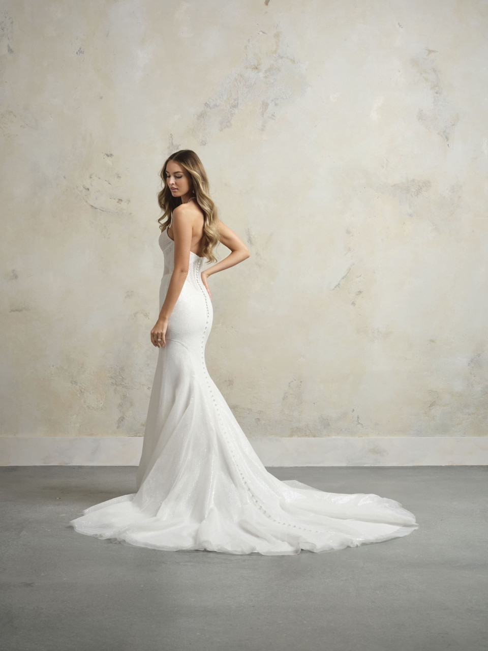 de achterkant van een vrouw die een bruidsjurk draagt