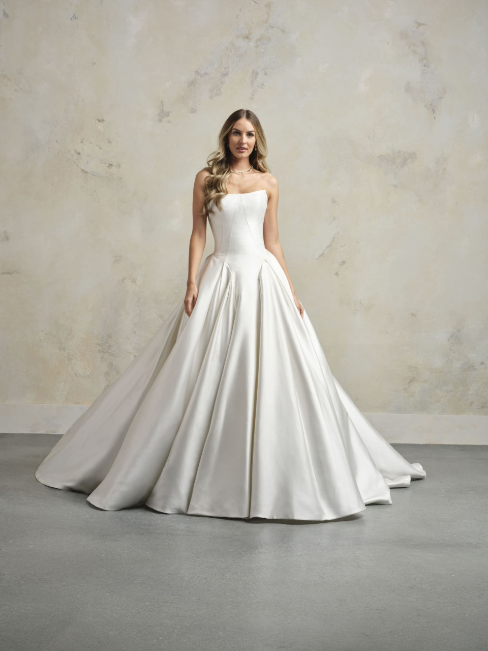 de bruidsjurk is een strapless baljurk met een sweetheart halslijn