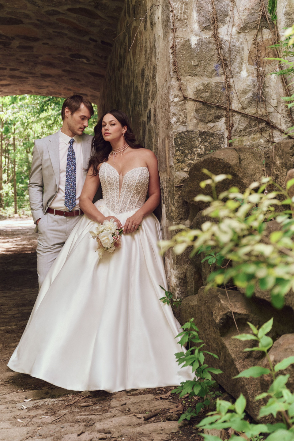 een bruid en bruidegom poseren in een poort