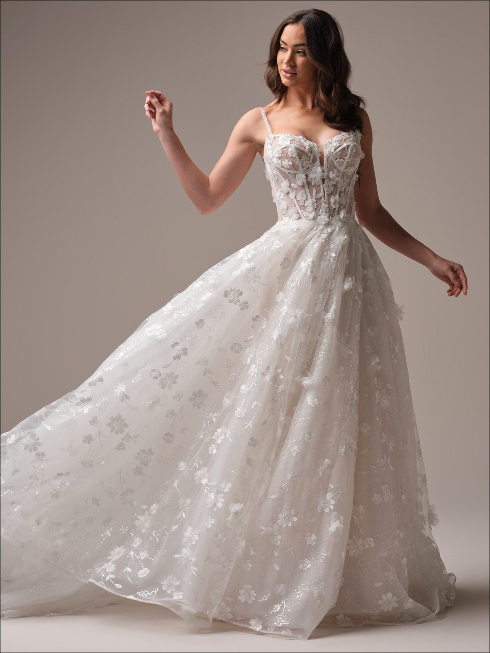 een vrouw in een trouwjurk poserend voor een foto