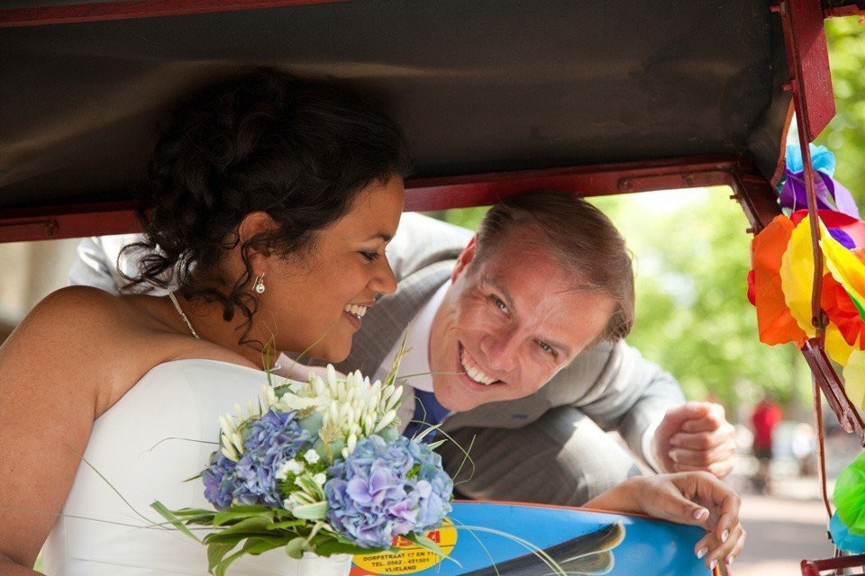 een bruid en bruidegom in een tuk tuk
